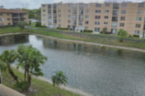 Condo in Lauderhill, Florida, 2 bedrooms  № 1861792 - photo 1