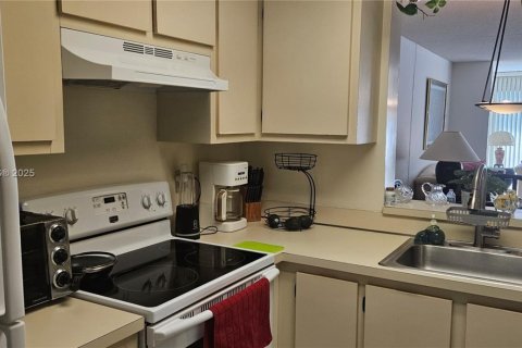 Condo in Lauderhill, Florida, 2 bedrooms  № 1861792 - photo 22