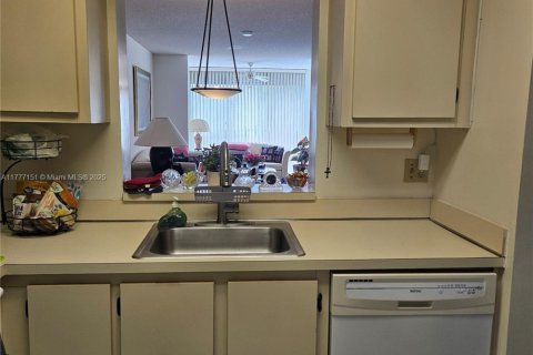 Condo in Lauderhill, Florida, 2 bedrooms  № 1861792 - photo 5