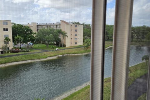 Condo in Lauderhill, Florida, 2 bedrooms  № 1861792 - photo 2