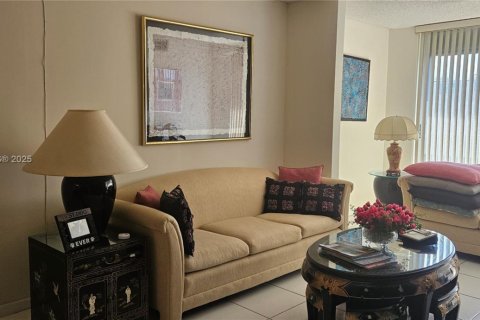 Condo in Lauderhill, Florida, 2 bedrooms  № 1861792 - photo 18