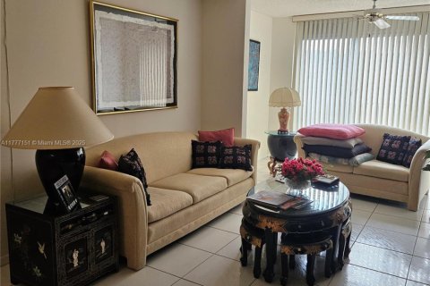 Condo in Lauderhill, Florida, 2 bedrooms  № 1861792 - photo 8