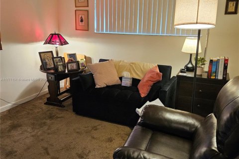 Condo in Lauderhill, Florida, 2 bedrooms  № 1861792 - photo 12