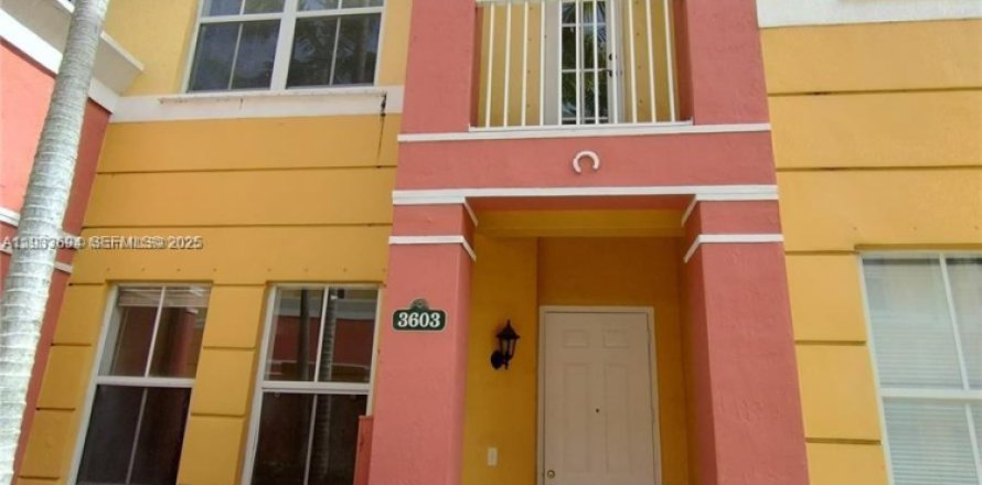 Townhouse in Royal Palm Beach, Florida 3 bedrooms, 179.49 sq.m. № 1991970