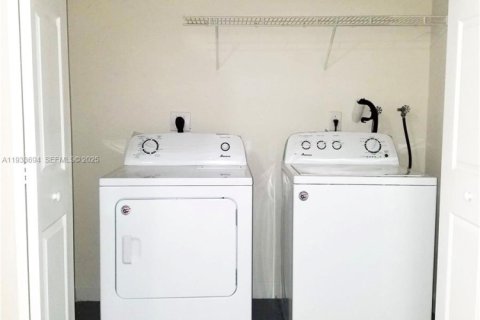 Townhouse in Royal Palm Beach, Florida 3 bedrooms, 179.49 sq.m. № 1991970 - photo 17