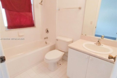 Townhouse in Royal Palm Beach, Florida 3 bedrooms, 179.49 sq.m. № 1991970 - photo 13