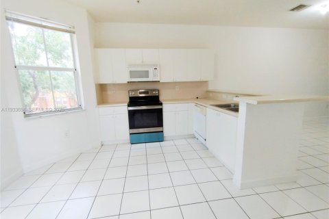 Townhouse in Royal Palm Beach, Florida 3 bedrooms, 179.49 sq.m. № 1991970 - photo 4