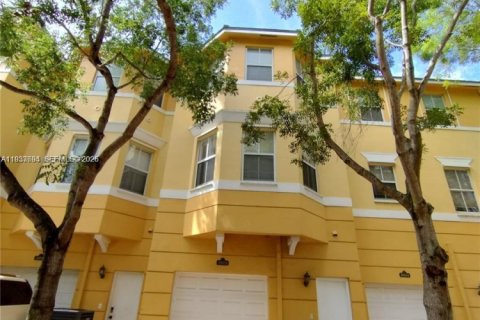 Townhouse in Royal Palm Beach, Florida 3 bedrooms, 179.49 sq.m. № 1991970 - photo 2
