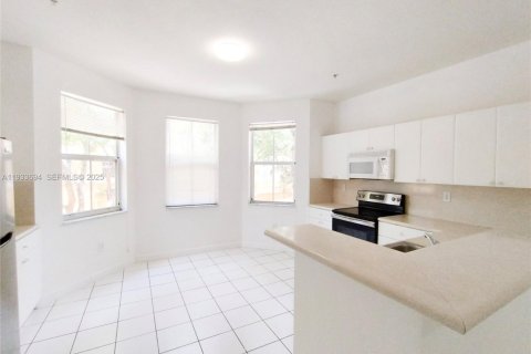 Townhouse in Royal Palm Beach, Florida 3 bedrooms, 179.49 sq.m. № 1991970 - photo 3