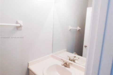 Townhouse in Royal Palm Beach, Florida 3 bedrooms, 179.49 sq.m. № 1991970 - photo 15