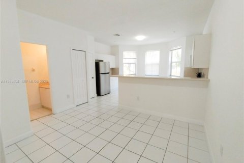 Townhouse in Royal Palm Beach, Florida 3 bedrooms, 179.49 sq.m. № 1991970 - photo 6