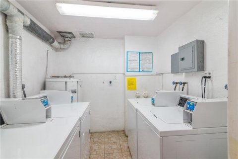 Condo in Hallandale Beach, Florida, 2 bedrooms  № 844184 - photo 1