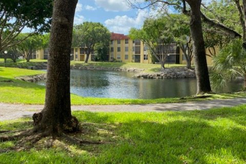 Condo in Miramar, Florida, 2 bedrooms  № 1217454 - photo 1