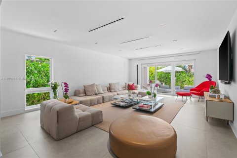 Купить виллу или дом в Серфсайд, Флорида 4 спальни, 210.61м2, № 1958449 - фото 1