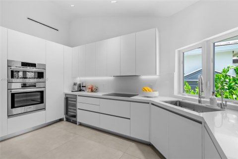 Купить виллу или дом в Серфсайд, Флорида 4 спальни, 210.61м2, № 1958449 - фото 9