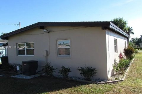 Casa en alquiler en Fort Myers, Florida, 2 dormitorios, 74.88 m2 № 2152618 - foto 2