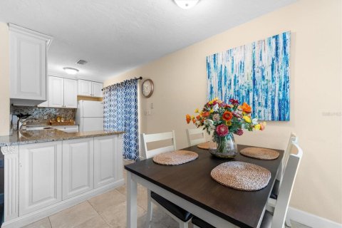 Copropriété à vendre à Sarasota, Floride: 2 chambres, 89.74 m2 № 2383715 - photo 11