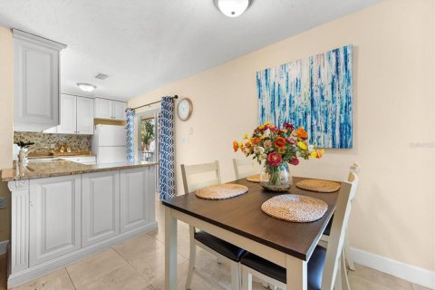 Copropriété à vendre à Sarasota, Floride: 2 chambres, 89.74 m2 № 2383715 - photo 25