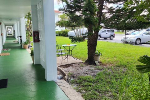 Copropriété à louer à Lauderhill, Floride: 2 chambres, 88.26 m2 № 1960801 - photo 1