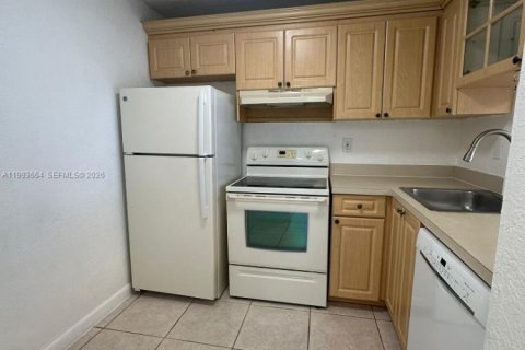 Condominio en alquiler en Miami, Florida, 1 dormitorio, 64.1 m2 № 2055610 - foto 3