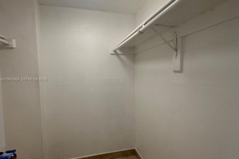 Condominio en alquiler en Miami, Florida, 1 dormitorio, 64.1 m2 № 2055610 - foto 8