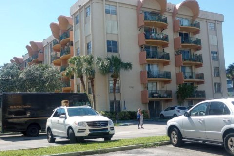 Condominio en alquiler en Miami, Florida, 1 dormitorio, 64.1 m2 № 2055610 - foto 13