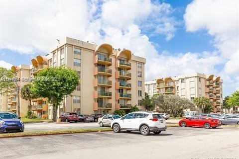 Condominio en alquiler en Miami, Florida, 1 dormitorio, 64.1 m2 № 2055610 - foto 2