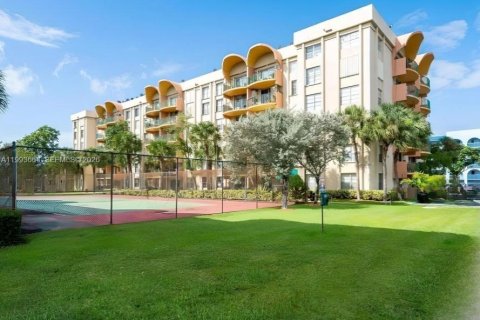 Condominio en alquiler en Miami, Florida, 1 dormitorio, 64.1 m2 № 2055610 - foto 1
