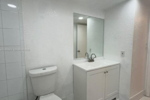 Condominio en alquiler en Miami, Florida, 1 dormitorio, 64.1 m2 № 2055610 - foto 10