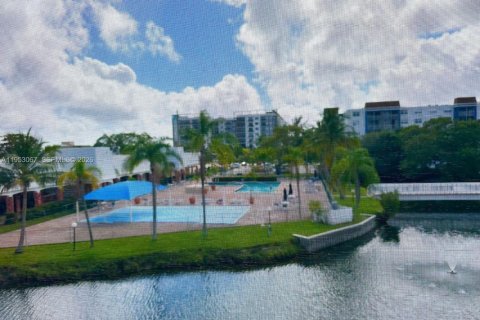 Condo in Dania Beach, Florida, 1 bedroom  № 2008798 - photo 5