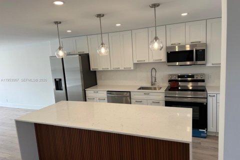 Condo in Dania Beach, Florida, 1 bedroom  № 2008798 - photo 2