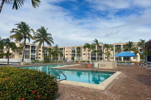 Condo in Dania Beach, Florida, 1 bedroom  № 2008798 - photo 16