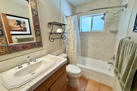 House in Miami, Florida 4 bedrooms, 193.14 sq.m. № 1948587 - photo 10