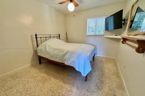 House in Miami, Florida 4 bedrooms, 193.14 sq.m. № 1948587 - photo 9