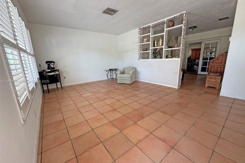 House in Miami, Florida 4 bedrooms, 193.14 sq.m. № 1948587 - photo 2