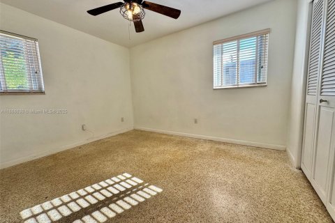 House in Miami, Florida 4 bedrooms, 193.14 sq.m. № 1948587 - photo 5