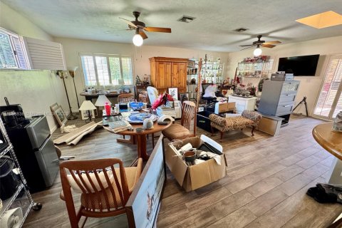 House in Miami, Florida 4 bedrooms, 193.14 sq.m. № 1948587 - photo 3