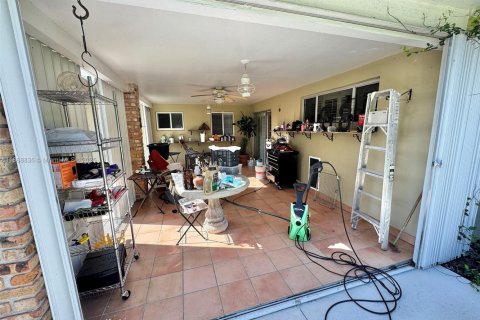 House in Miami, Florida 4 bedrooms, 193.14 sq.m. № 1948587 - photo 13