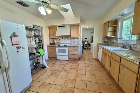 House in Miami, Florida 4 bedrooms, 193.14 sq.m. № 1948587 - photo 4