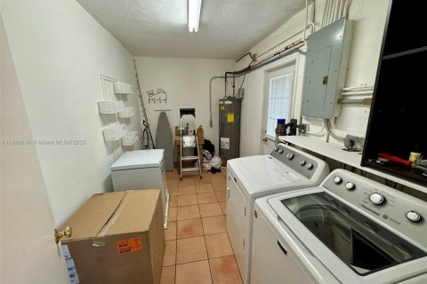 House in Miami, Florida 4 bedrooms, 193.14 sq.m. № 1948587 - photo 12