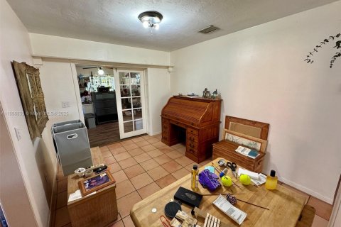 House in Miami, Florida 4 bedrooms, 193.14 sq.m. № 1948587 - photo 11