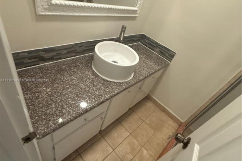 Снять в аренду кондоминиум в Майами, Флорида 2 спальни, 103.68м2, № 1966939 - фото 28