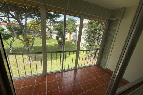 Снять в аренду кондоминиум в Майами, Флорида 2 спальни, 103.68м2, № 1966939 - фото 2