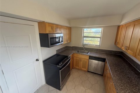 Снять в аренду кондоминиум в Майами, Флорида 2 спальни, 103.68м2, № 1966939 - фото 1