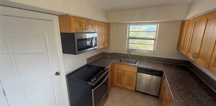 Кондоминиум с 2 спальнями в Майами, Флорида № 1966939