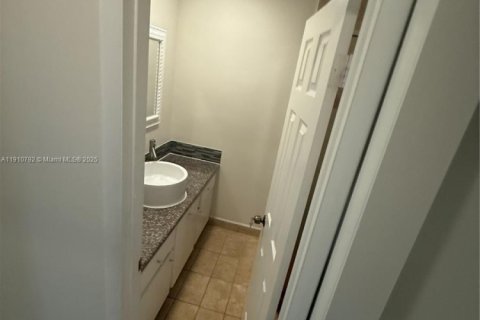 Снять в аренду кондоминиум в Майами, Флорида 2 спальни, 103.68м2, № 1966939 - фото 27