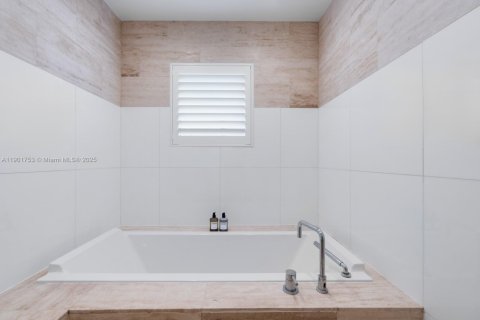 Condominio en venta en Miami Beach, Florida, 1 dormitorio, 77.2 m2 № 1954330 - foto 17