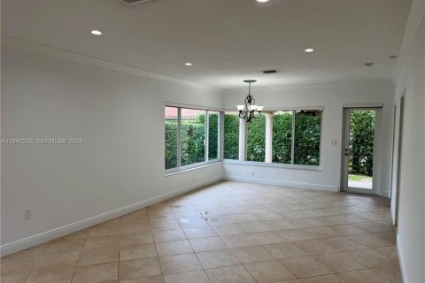 Villa ou maison à louer à Coral Gables, Floride: 3 chambres, 126.9 m2 № 2000063 - photo 4