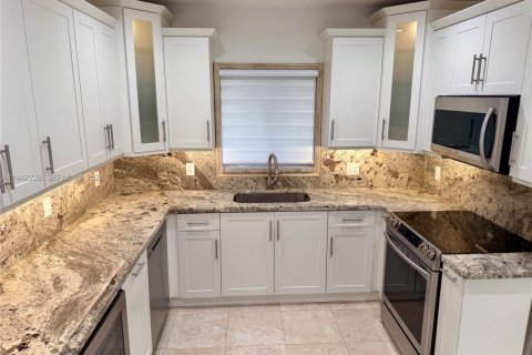 Villa ou maison à louer à Coral Gables, Floride: 3 chambres, 126.9 m2 № 2000063 - photo 5