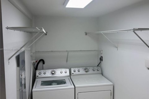 Villa ou maison à louer à Coral Gables, Floride: 3 chambres, 126.9 m2 № 2000063 - photo 30